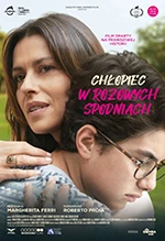Chłopiec w różowych spodniach